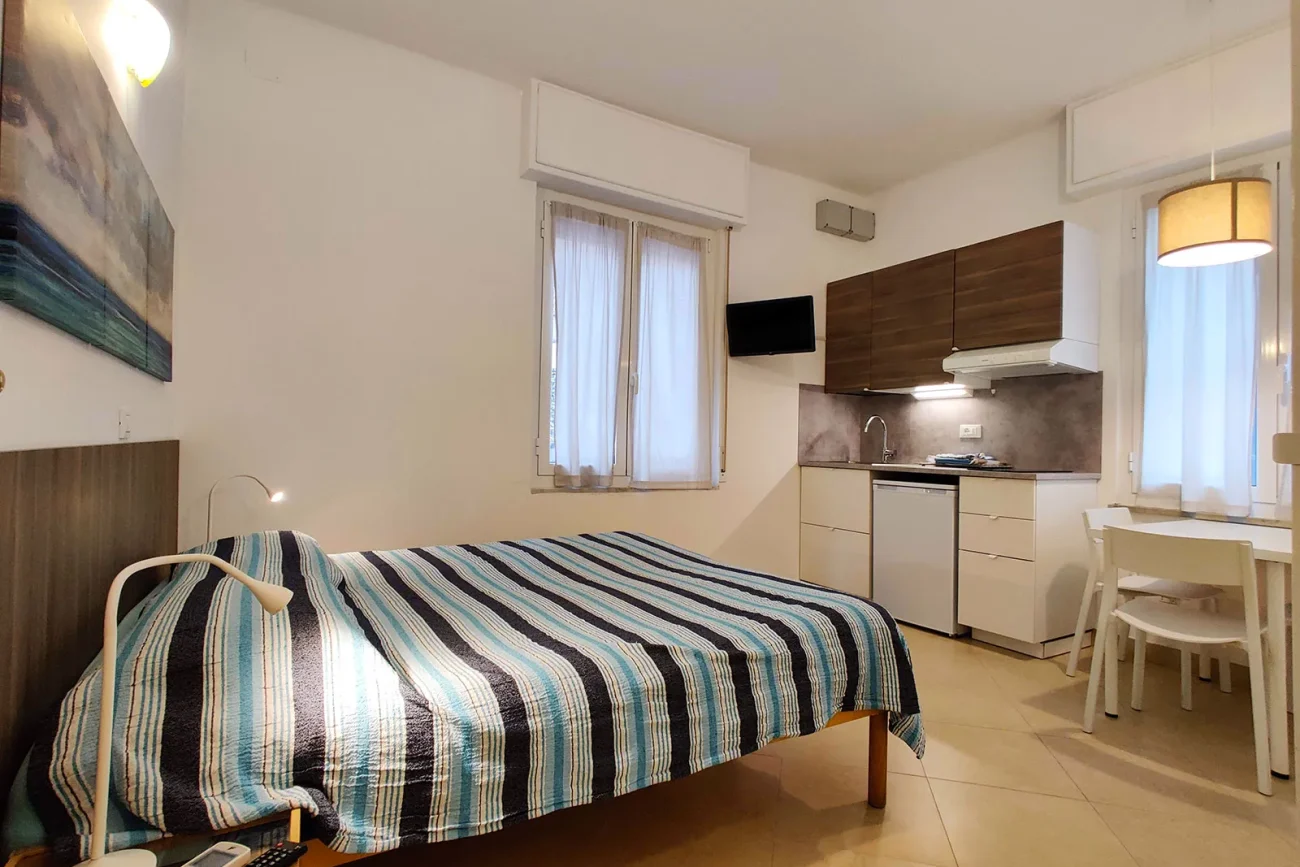 Monolocale G — Letto e angolo cottura | Residence Glicini, Finale Ligure