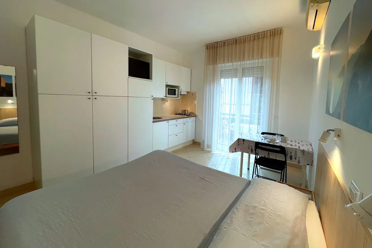 Monolocale B – Armadi a parete e angolo cottura attrezzato