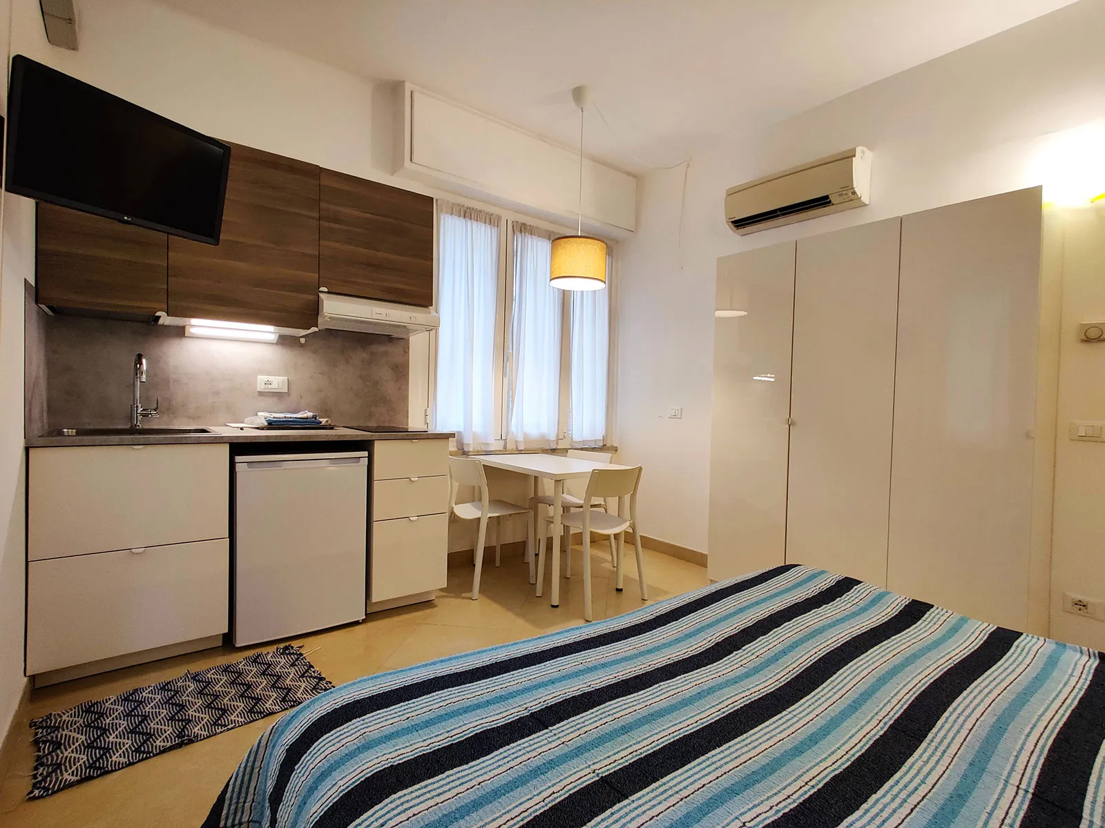 Monolocale G — Letto e angolo cottura | Residence Glicini, Finale Ligure