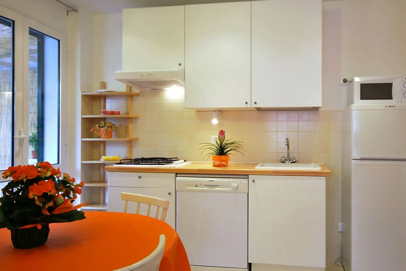 Bilocale E – Angolo cottura e zona pranzo | Residence Glicini Finale Ligure