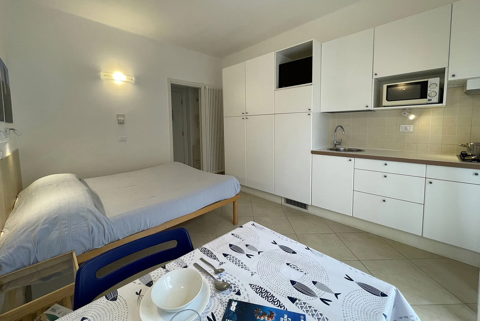 Monolocale B – Armadi a parete e angolo cottura attrezzato