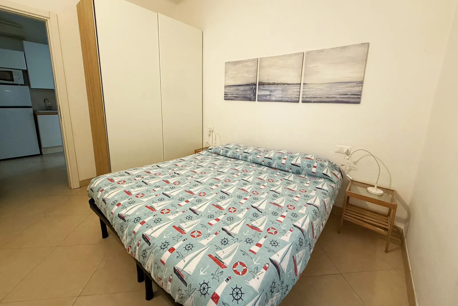 Bilocale H – Soggiorno con cucina e accesso al patio