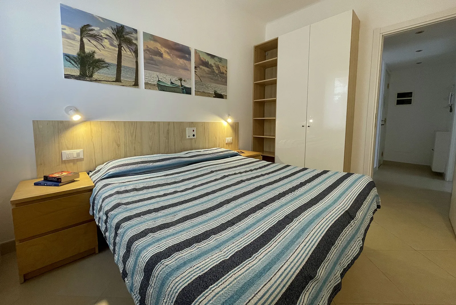 Bilocale C — Soggiorno con cucina e TV