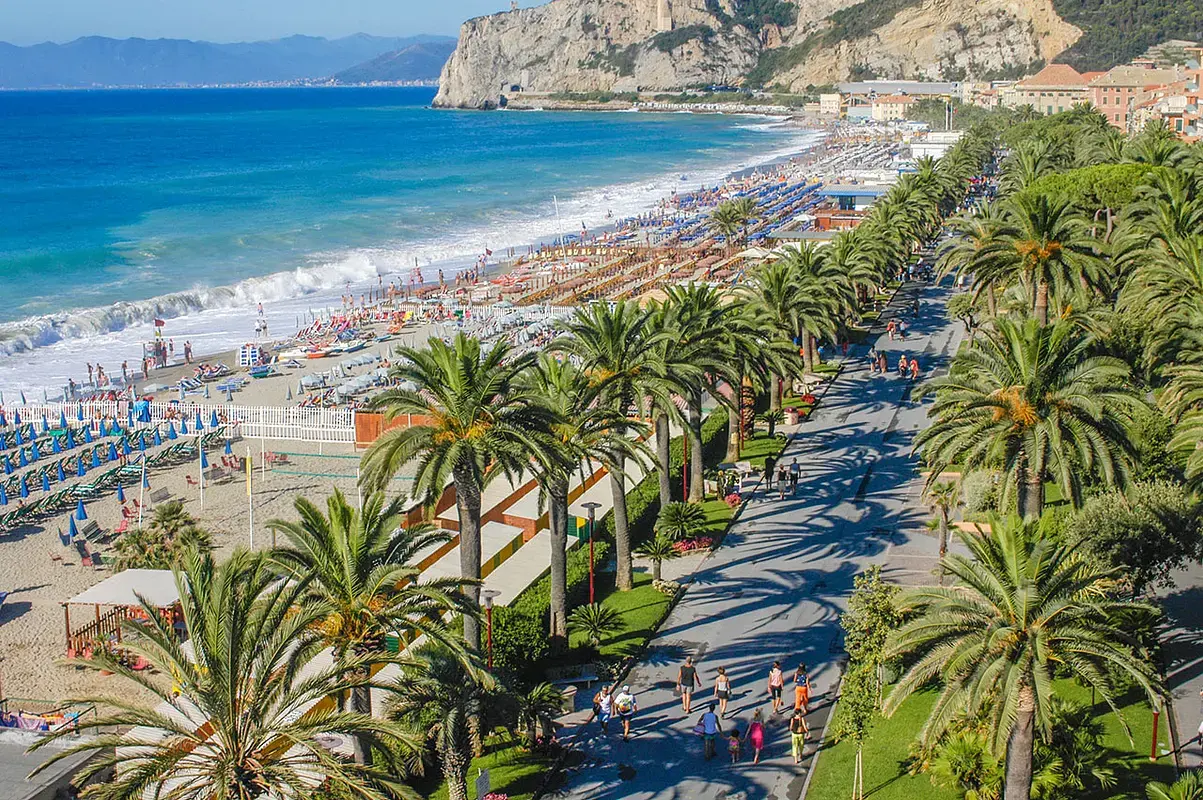 Passeggiata di Finale Ligure – lungomare con palme | spiagge e servizi – Residence Glicini