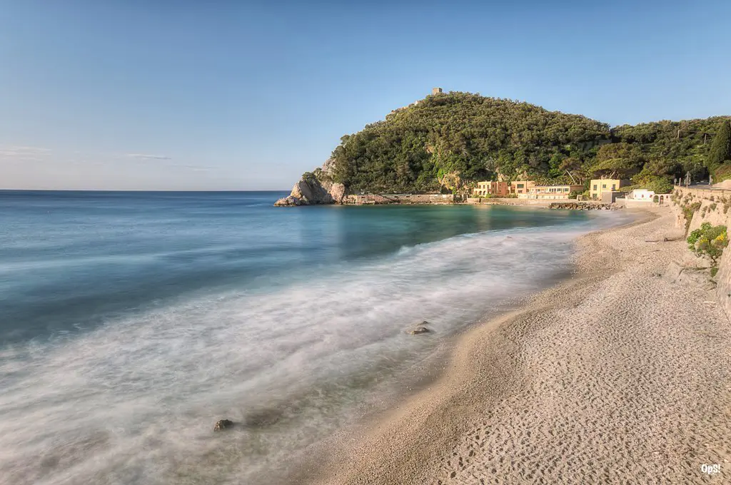 Baia dei Saraceni, Varigotti – spiaggia e mare cristallino | vicino a Finale Ligure – Residence Glicini